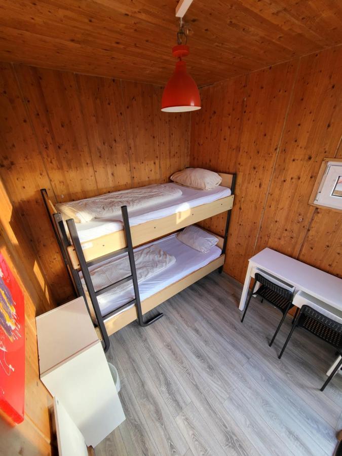 Camera Doppia con Letti Singoli e Bagno in Comune