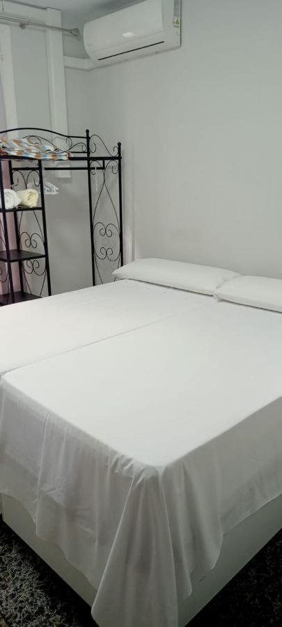 Camera Doppia con Letti Singoli e Bagno in Comune
