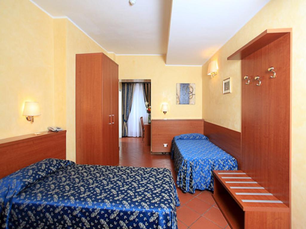 Camera Tripla con Vista Giardino