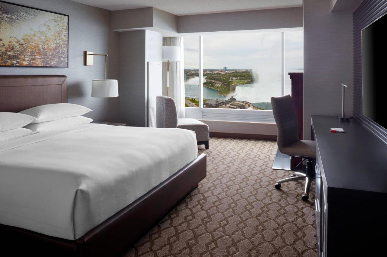King Room Whirlpool Superior Falls View