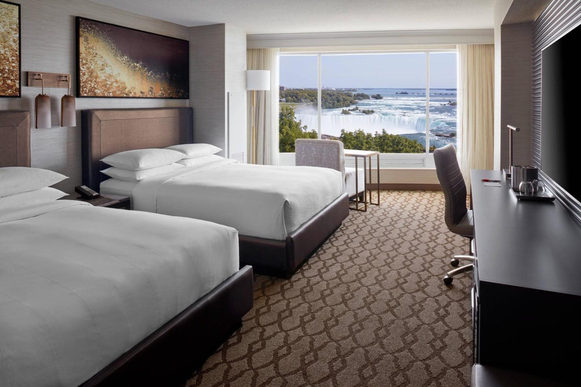 Queen Room Superior Falls View