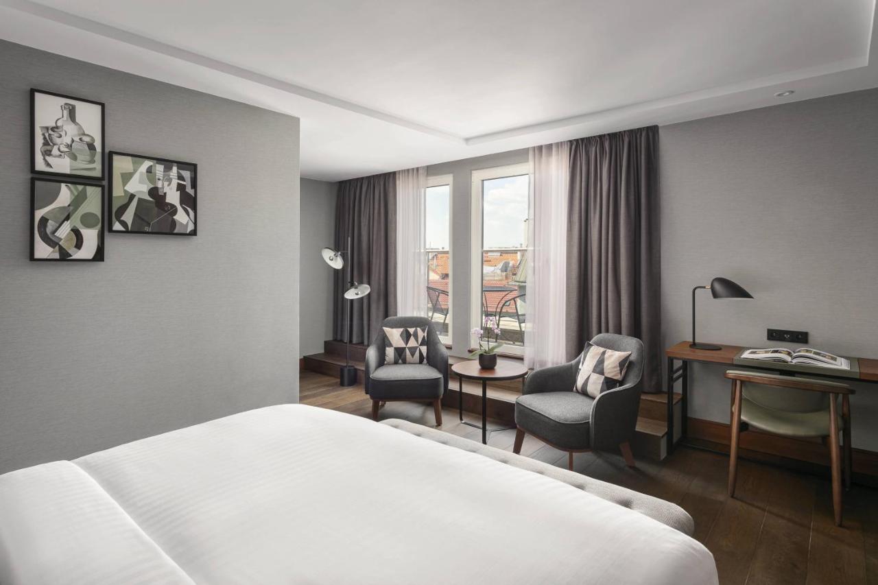 One-Bedroom Club Suite One King Bed Balcony