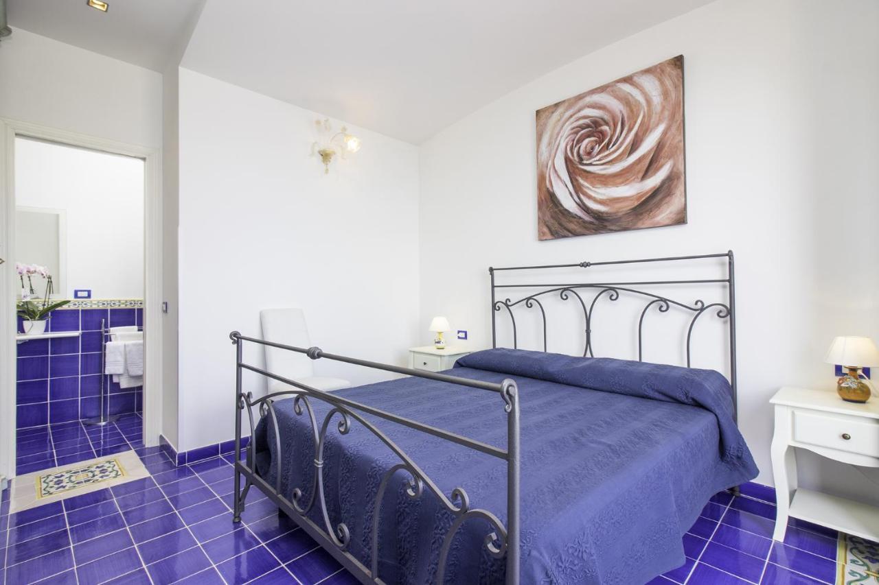 Camera Matrimoniale Deluxe con Vista Mare (2 Adulti + 1 Bambino)