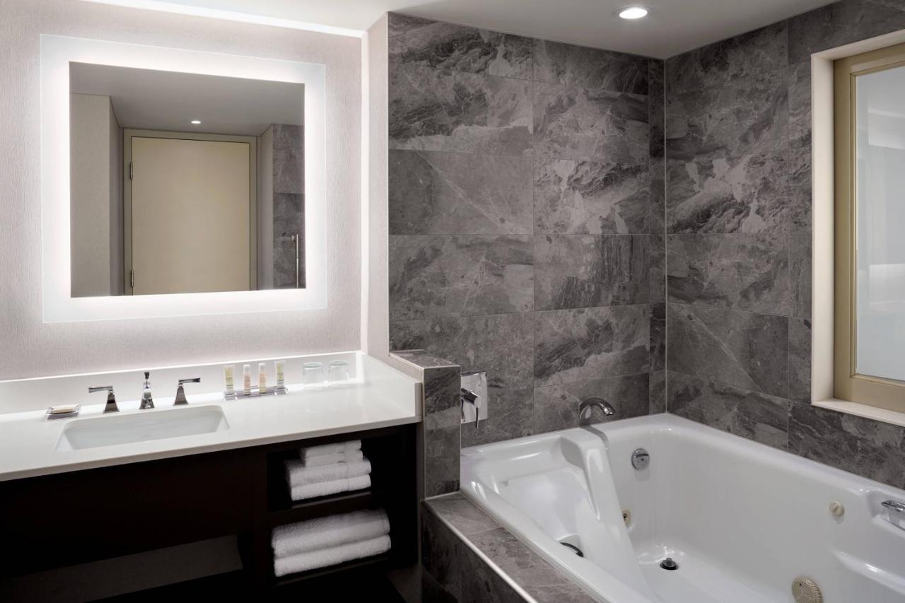 King Room Whirlpool Superior Falls View