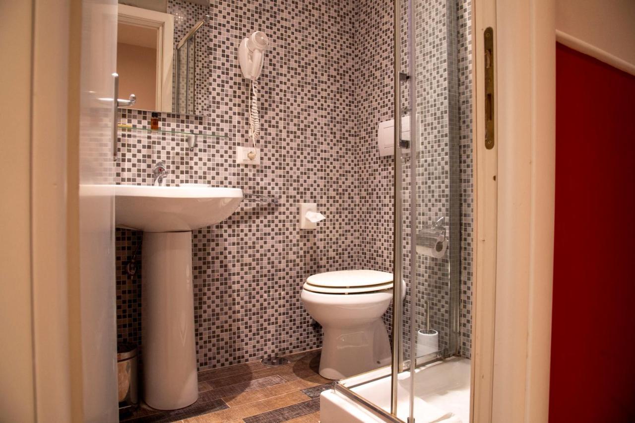 Double or Twin Room Private Bathroom