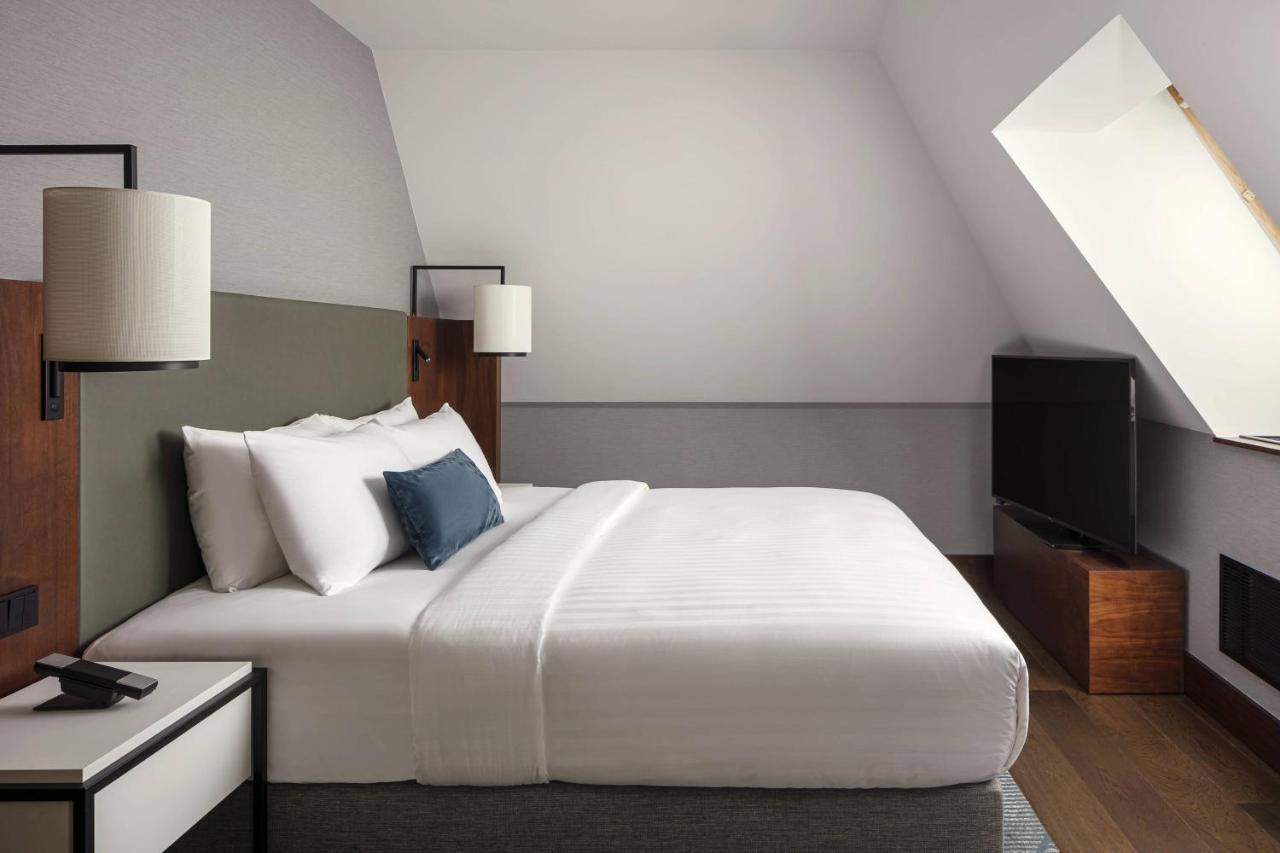 One-Bedroom Club Suite One King Bed Balcony
