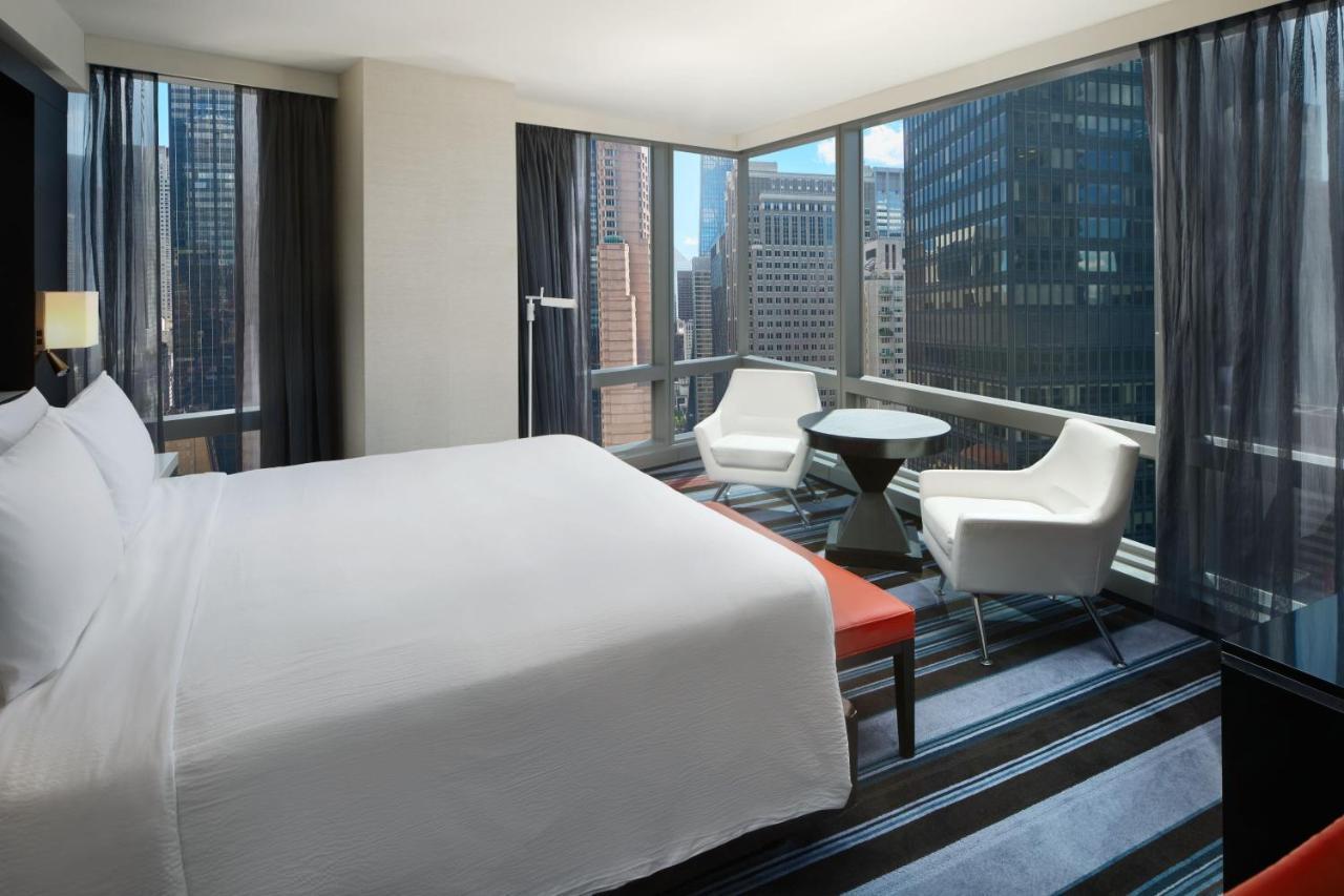 Corner King Room City View