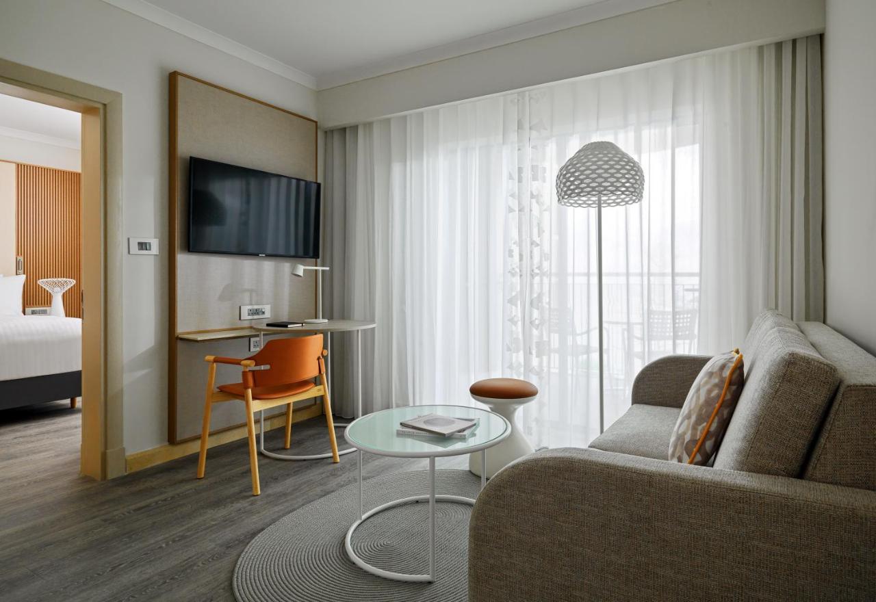Junior Suite Town View M Club Lounge Access
