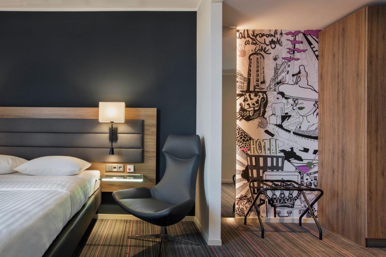 Moxy Queen Sleeper Room City View