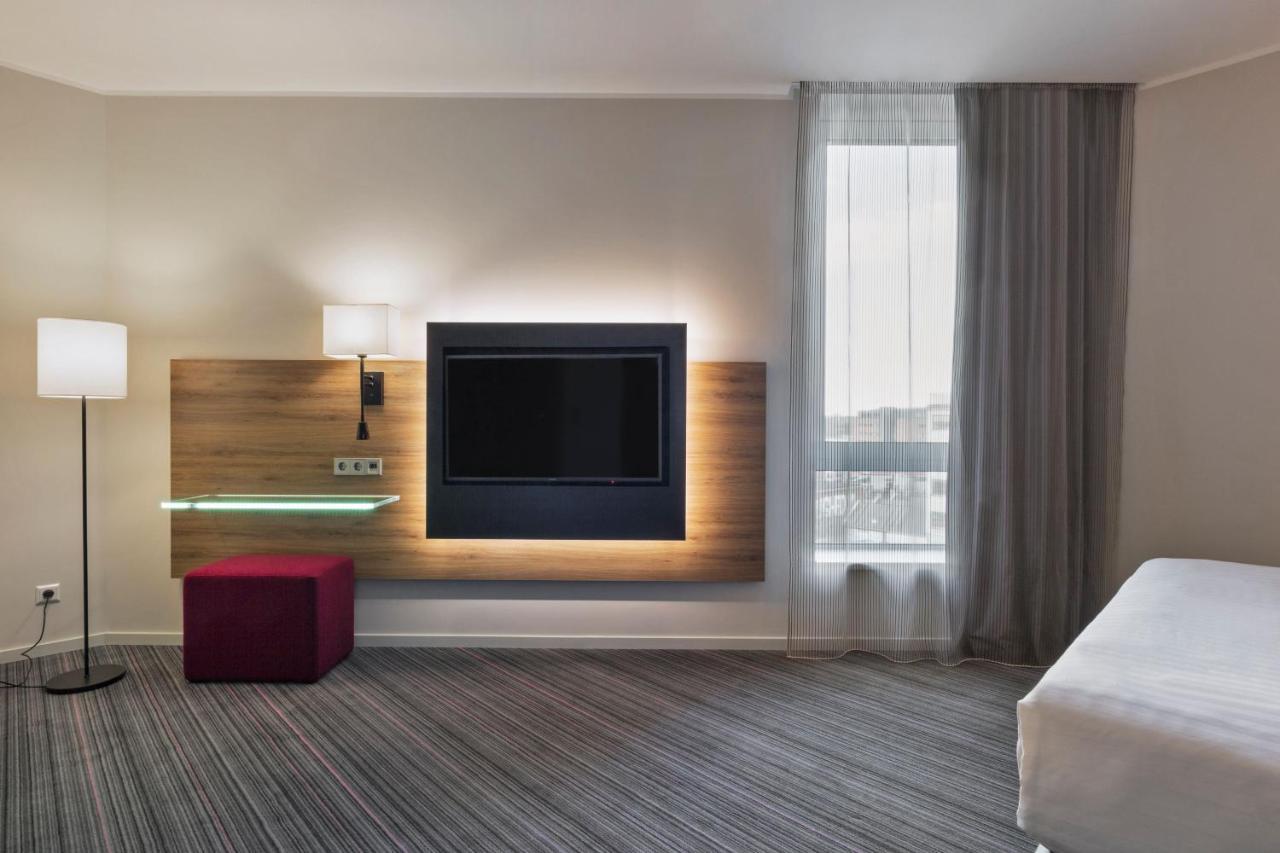 Moxy Queen Sleeper Room City View