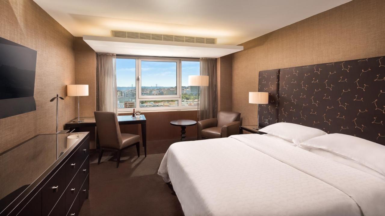 Premium Deluxe Guest room 1 Queen City view High floor
