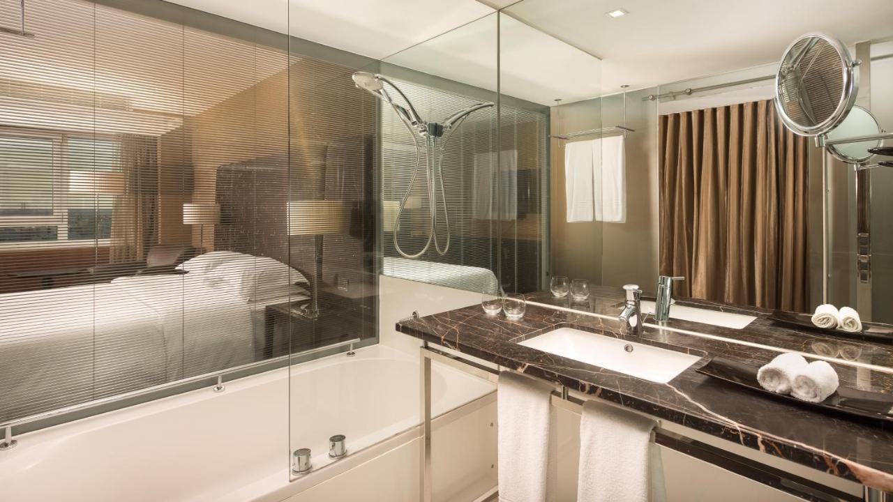 Premium Deluxe Guest room 1 Queen City view High floor