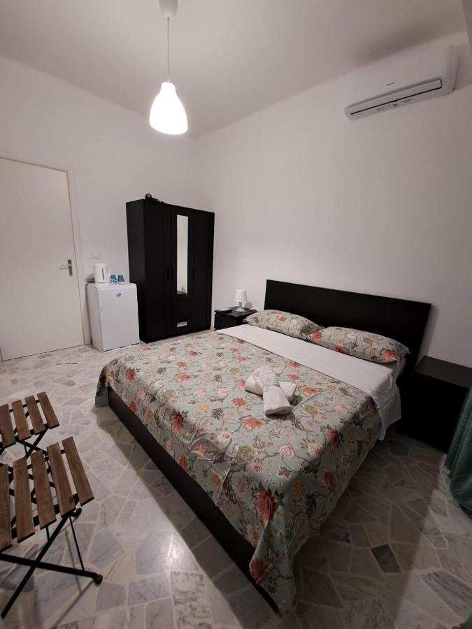 Camera Matrimoniale con Bagno in Comune