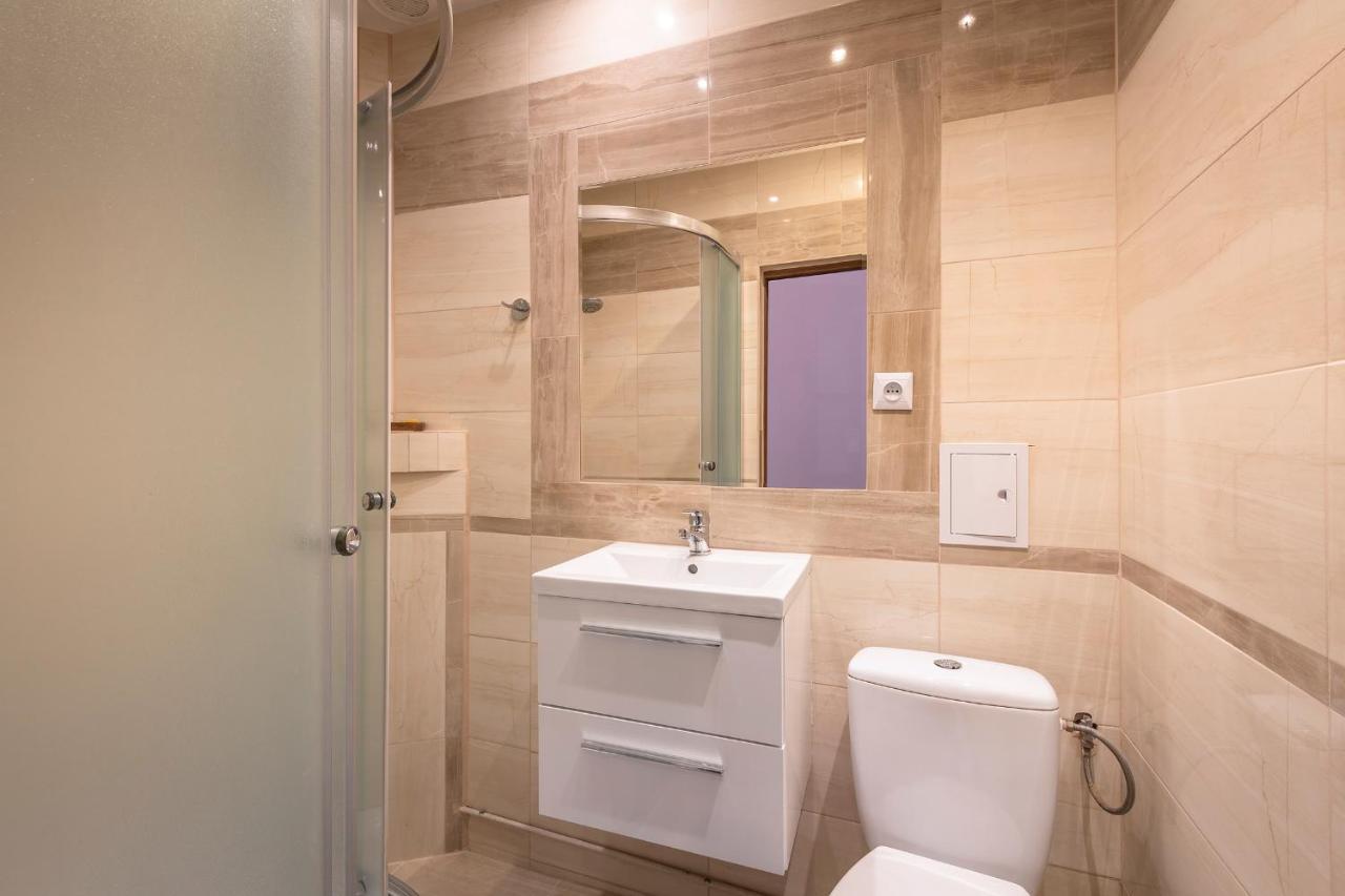 Family Room Private Bathroom