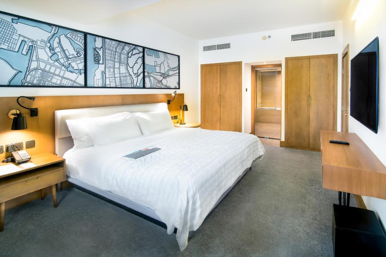Deluxe Suite Club Lounge Access