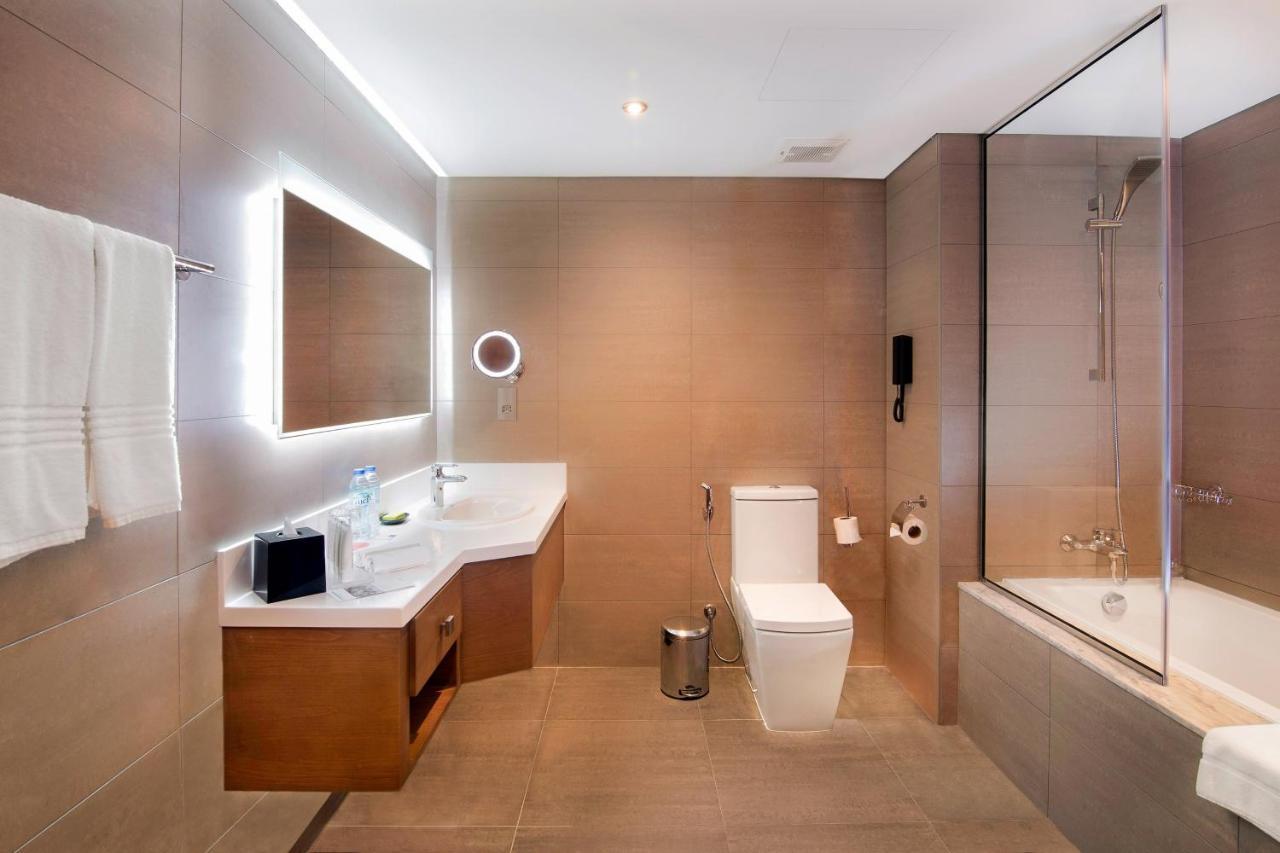 Deluxe Suite Club Lounge Access
