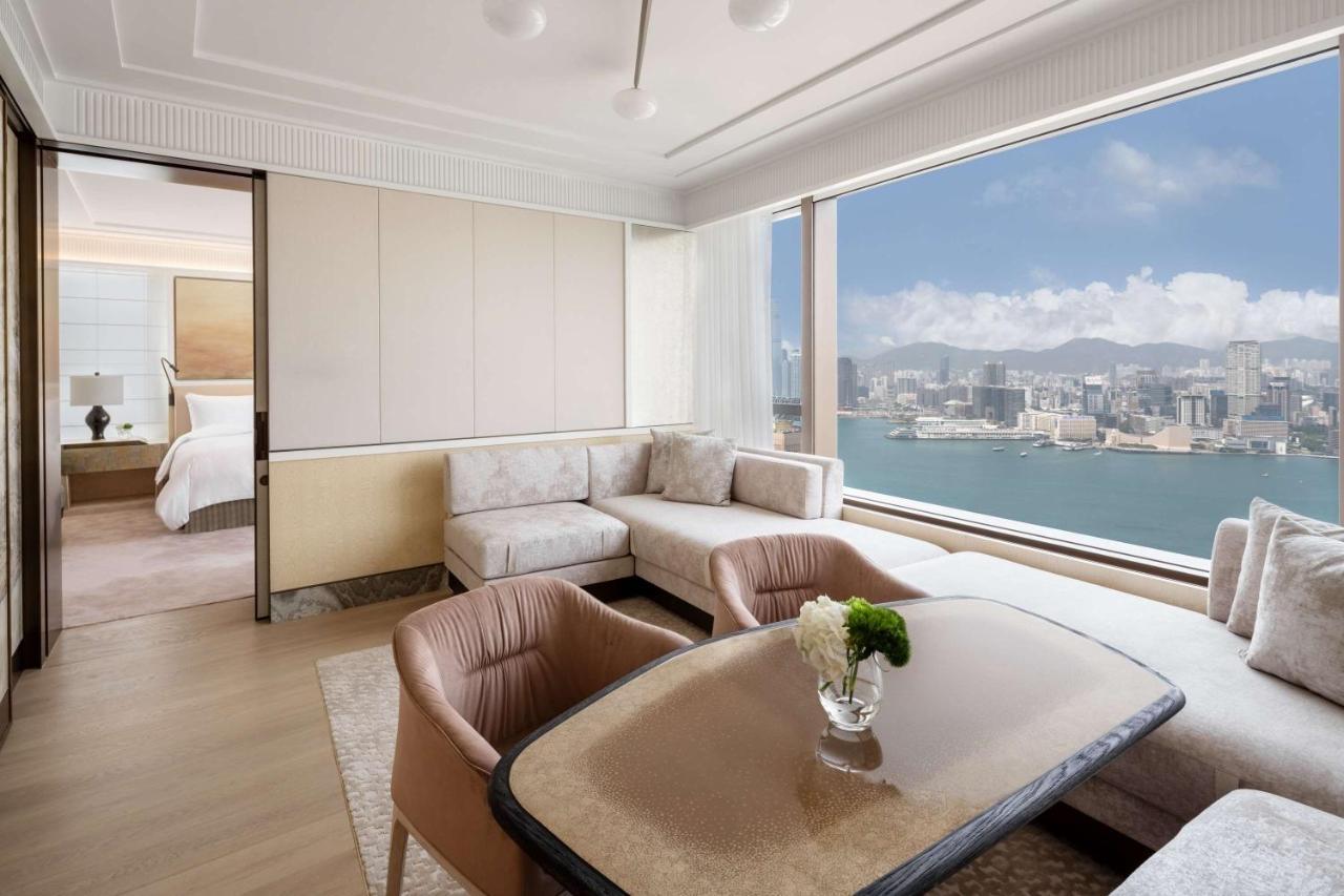 Island Shangri-La Premier Harbour View Suite