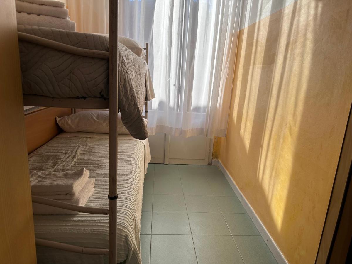 Economy Twin Room bunk bed
