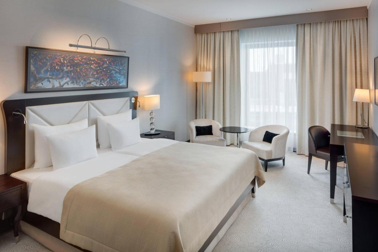 Executive King Room Grand Living Room Access Level