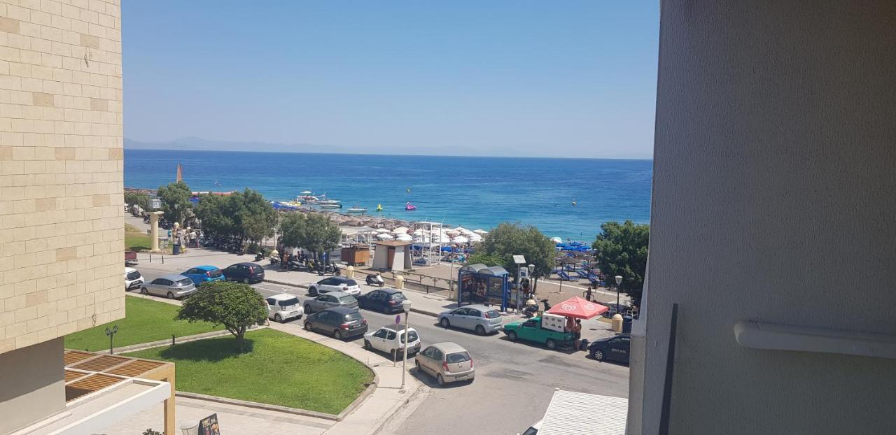 Camera Matrimoniale/Doppia con Letti Singoli con Vista Mare Parziale