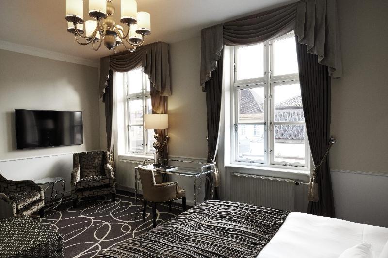 Junior Suite Access to Executive Lounge