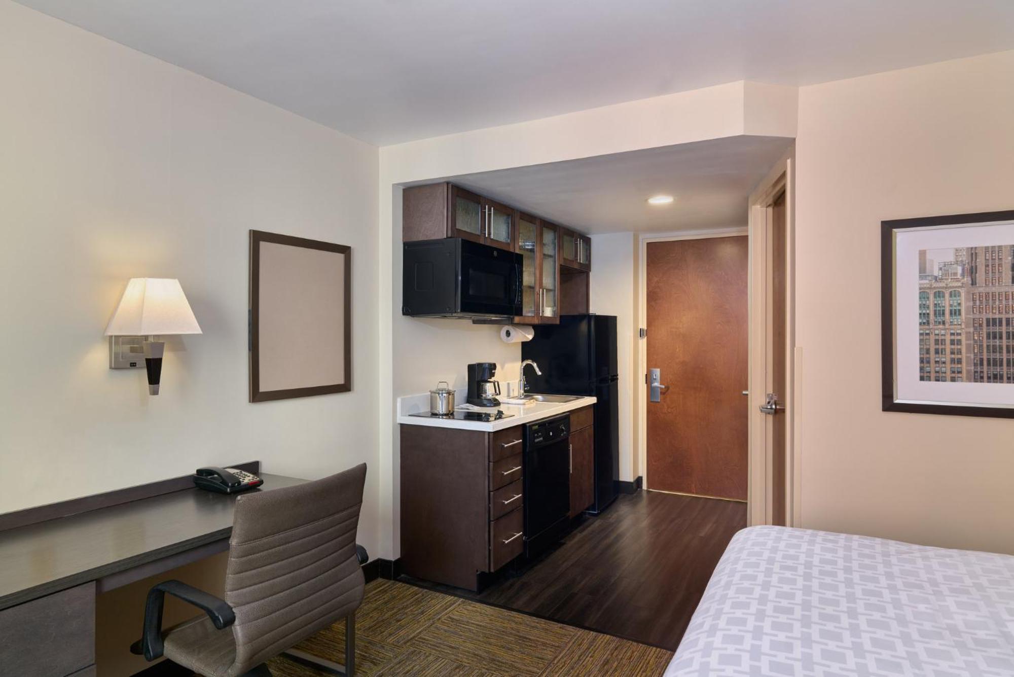 Studio Queen Suite City View