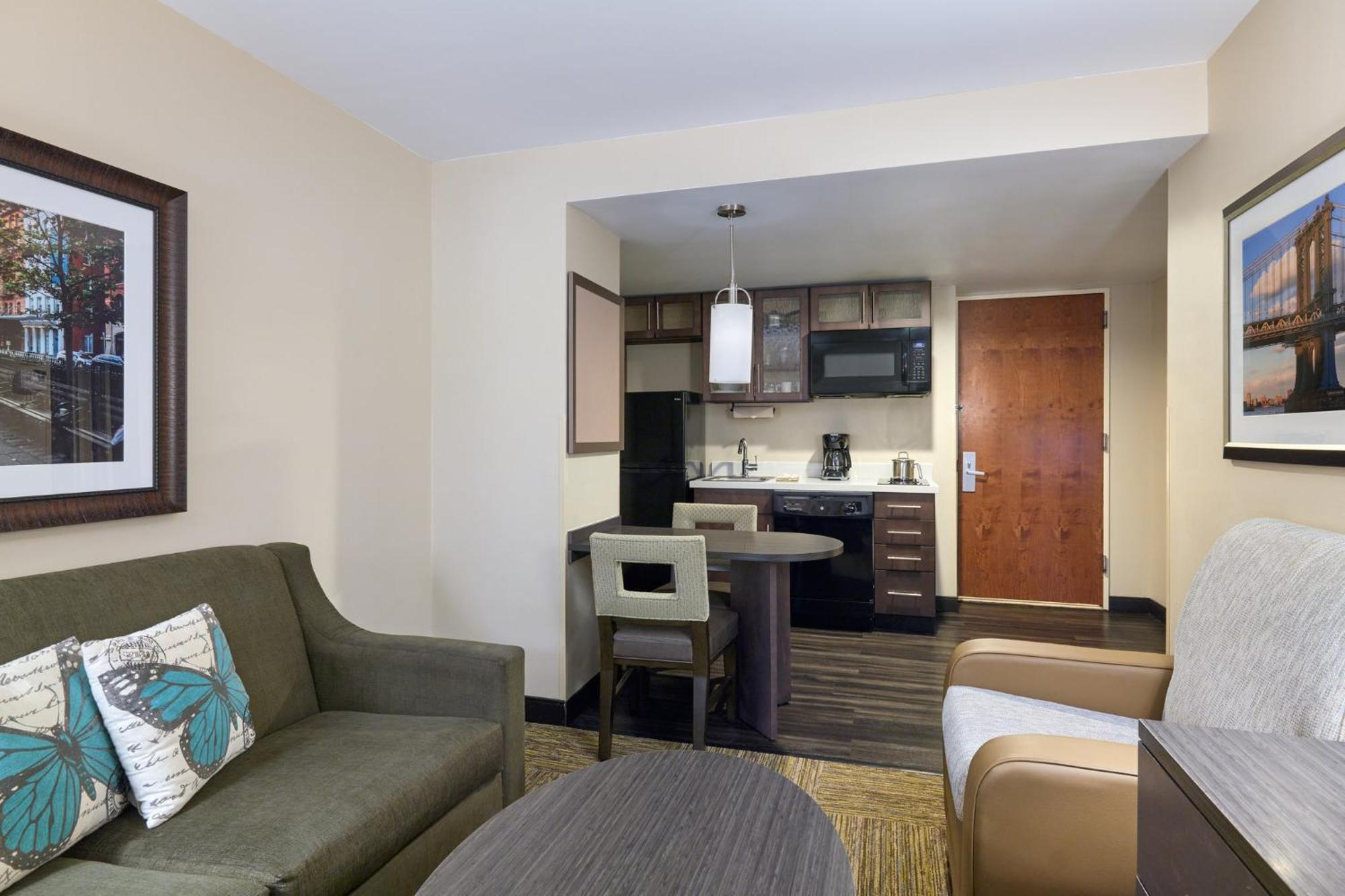 One-Bedroom Queen Suite