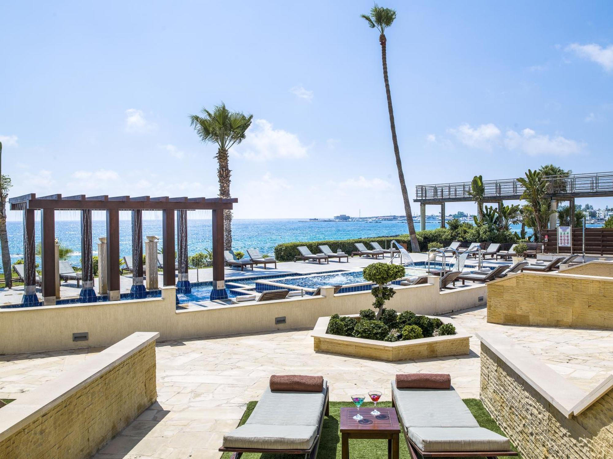 Superior Cabana Garden-Sea View 18 years old