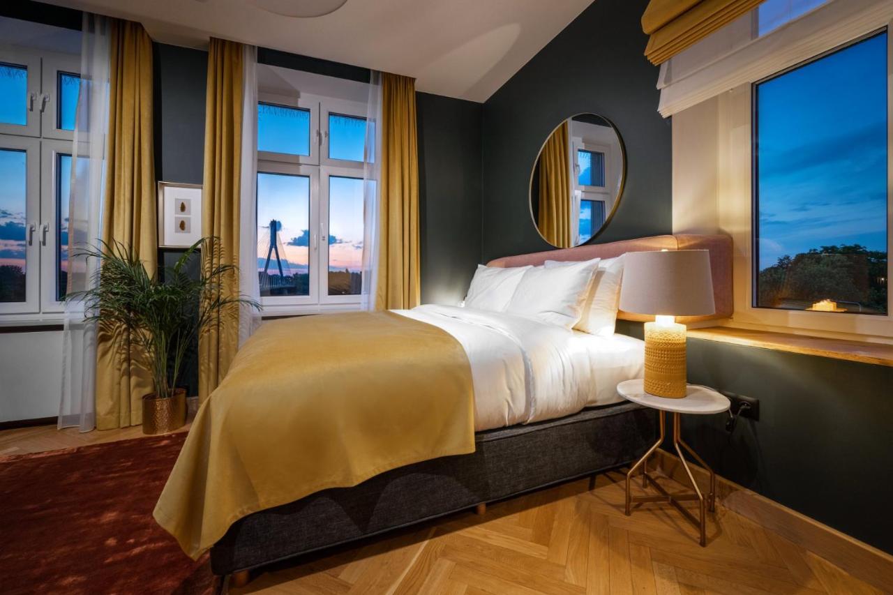 Deluxe Double Room queen size bed