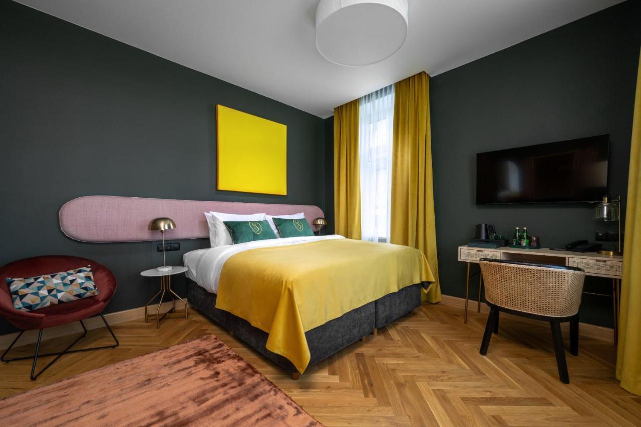 Deluxe room king size bed
