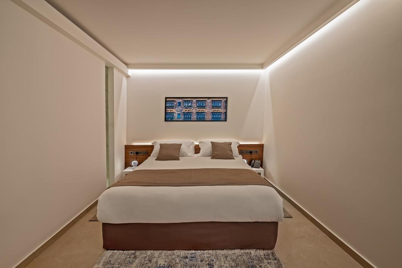 Deluxe Interior Suite