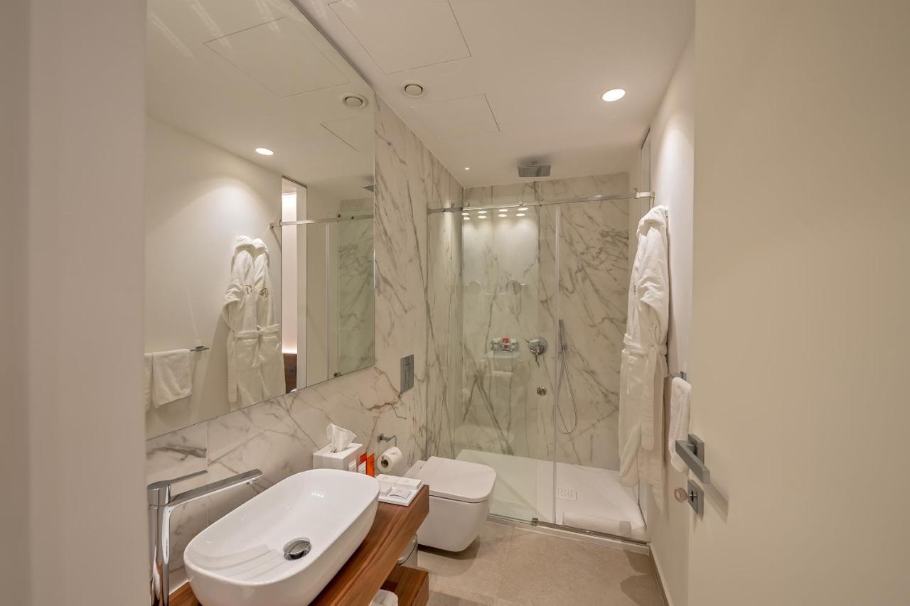 Deluxe Interior Suite