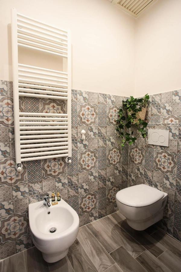 Camera Matrimoniale/Doppia con Letti Singoli con Bagno in Comune