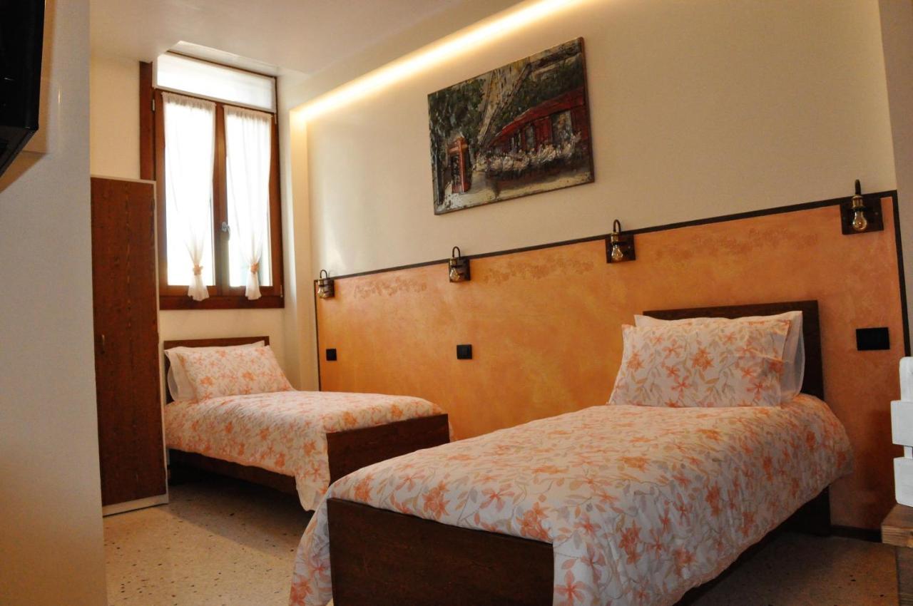 Camera Doppia con Letti Singoli con Bagno Privato