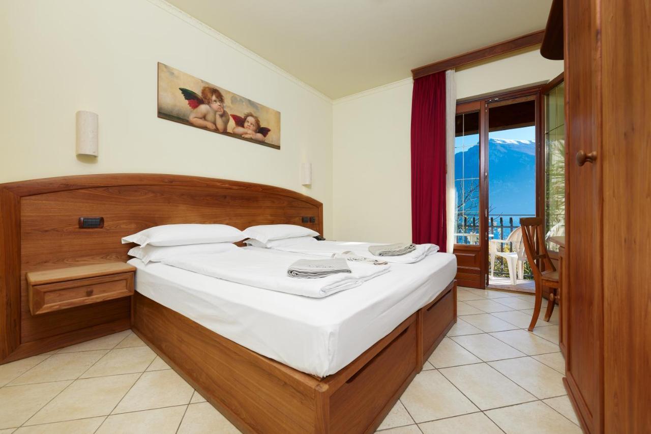 Camera Matrimoniale Deluxe con Balcone e Vista Lago (2 Adulti) - Edificio Separato