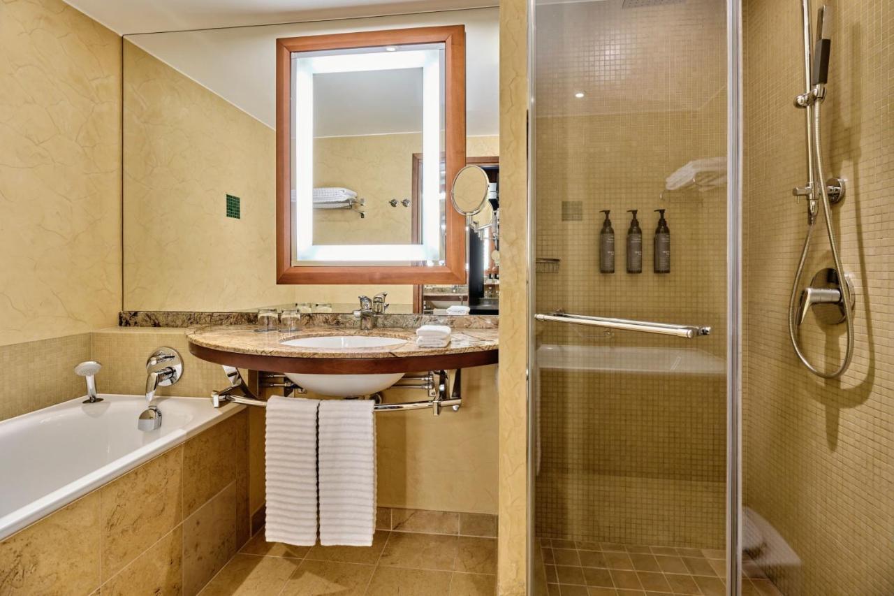 Executive Suite 1 Bedroom Suite 1 King City view