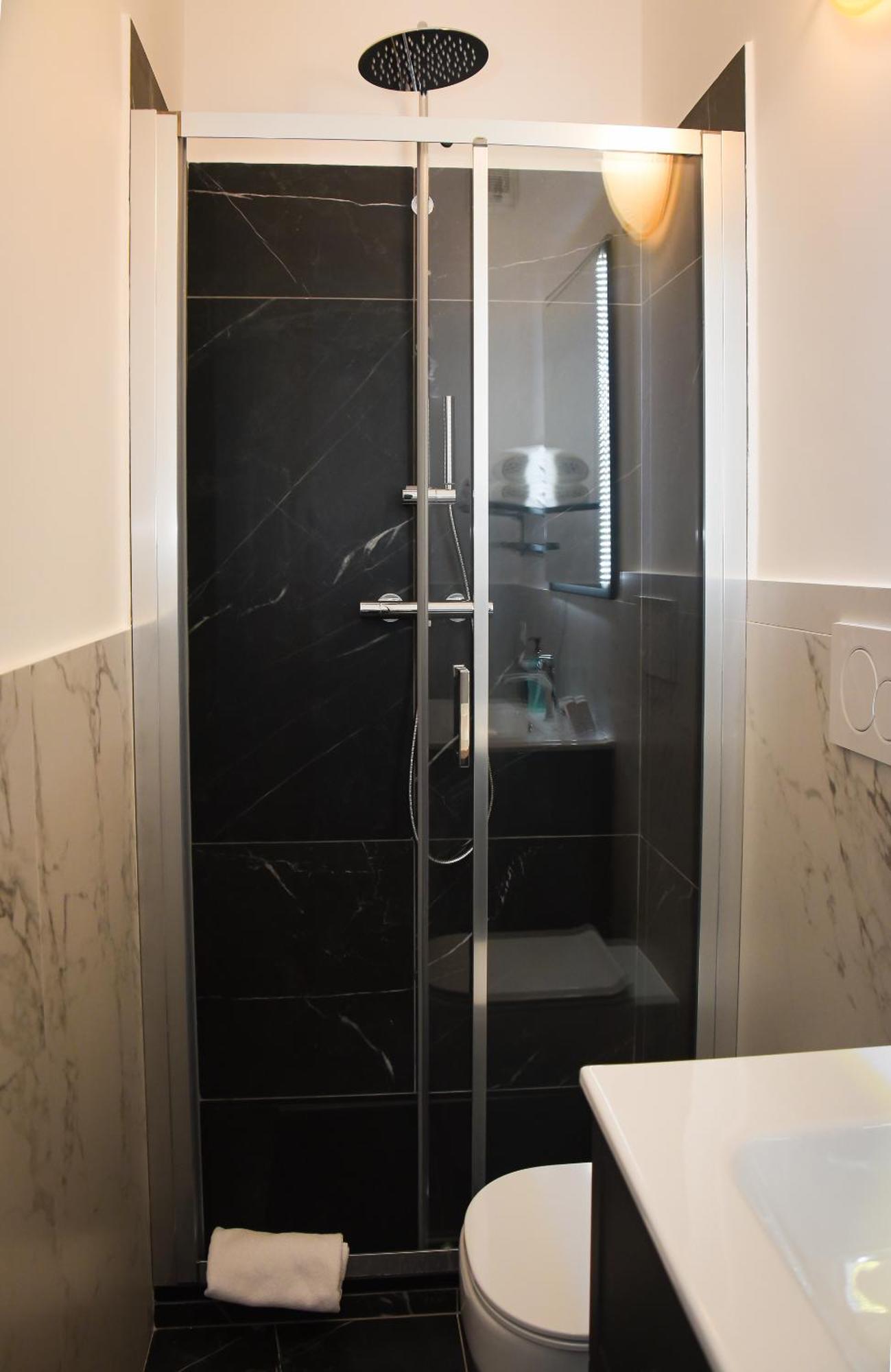 Double Room,1499136751:JPEG