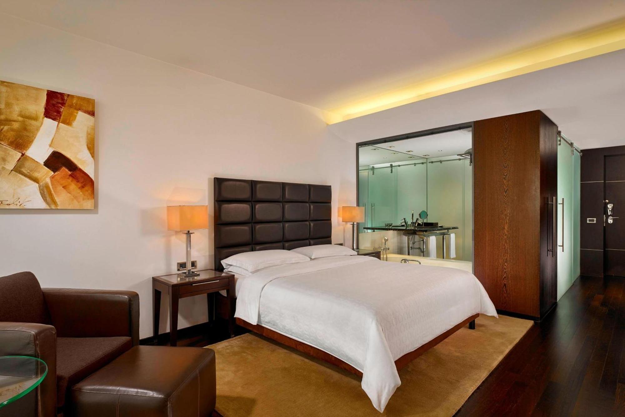 Club Club Lounge Spa access level Guest room 1 Queen
