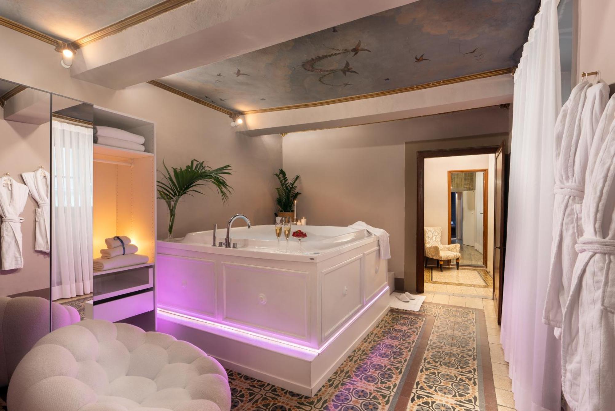 Queen Suite Spa Bath