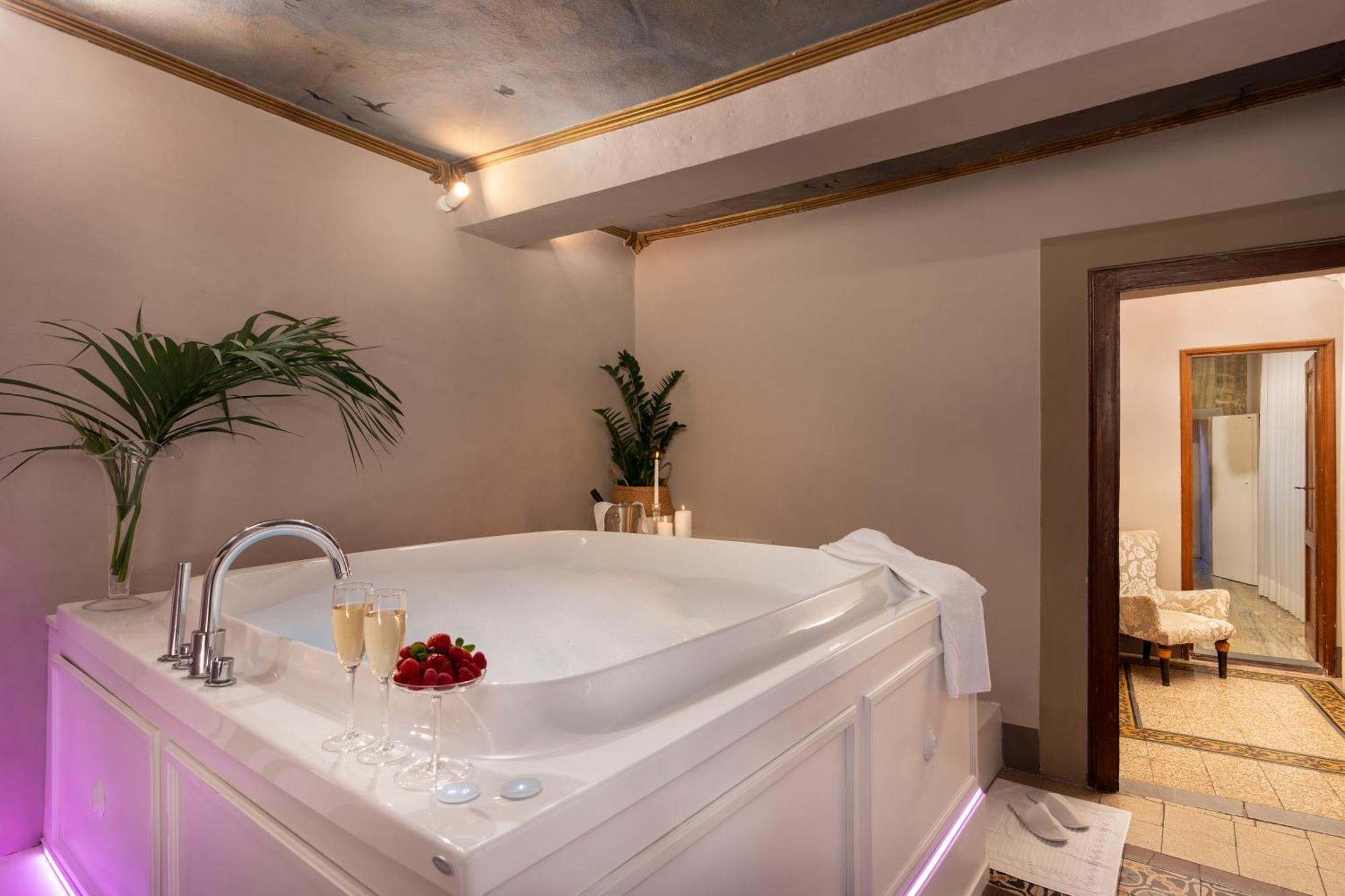 Queen Suite Spa Bath