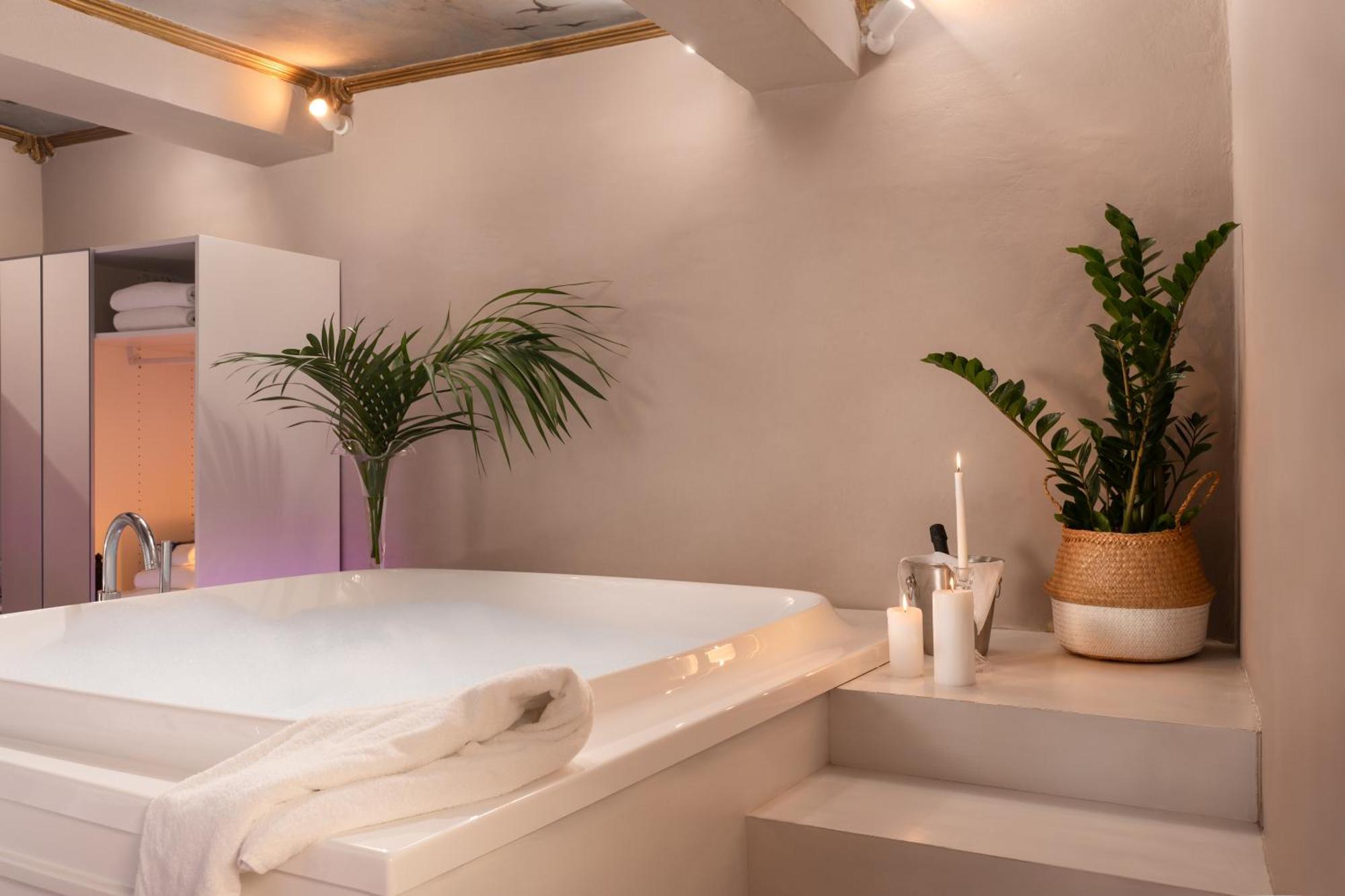 Queen Suite Spa Bath