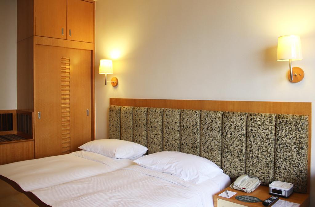 Weekday Staycation Upgrade to Harbour View Room