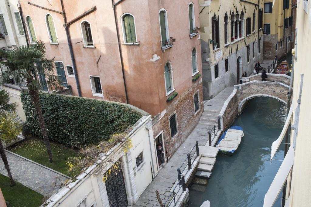Junior Suite con Balcone e Vista Canale