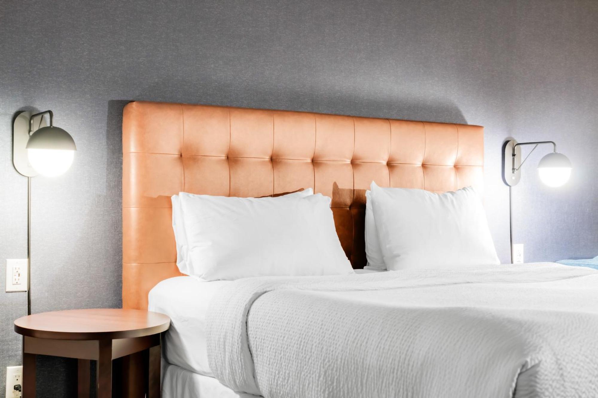 Deluxe 1 King Bed City View Non-Smoking