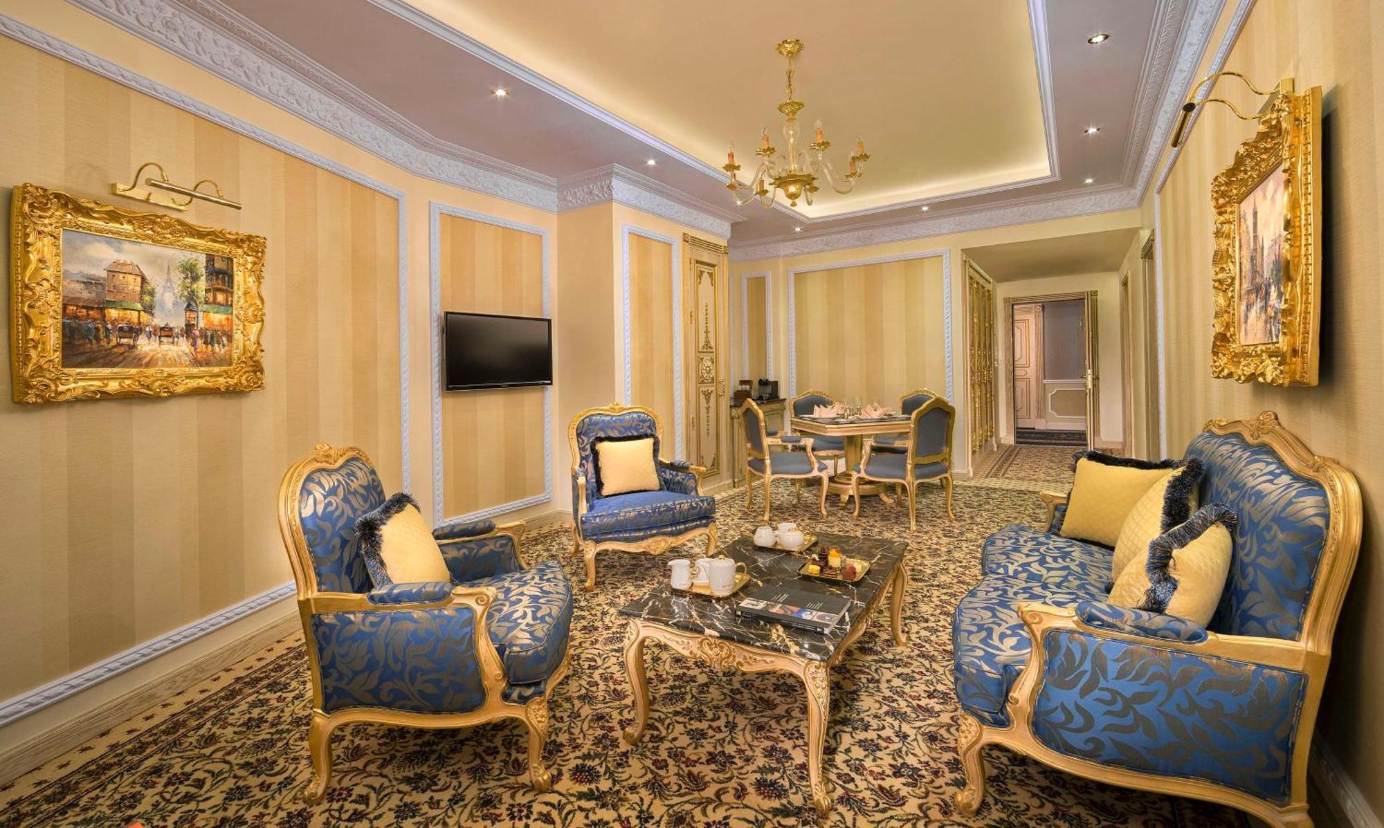 Deluxe One-Bedroom King Suite Terrace