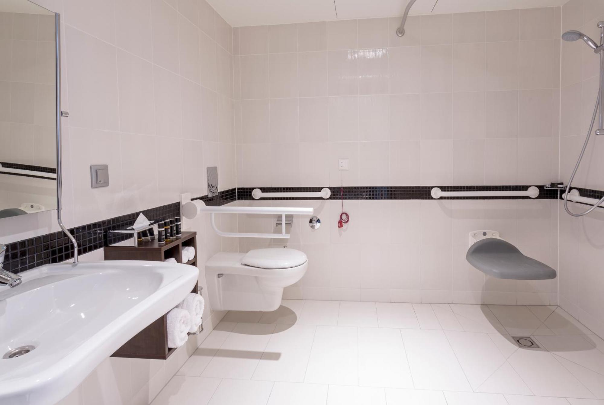 Queen Room Accessible