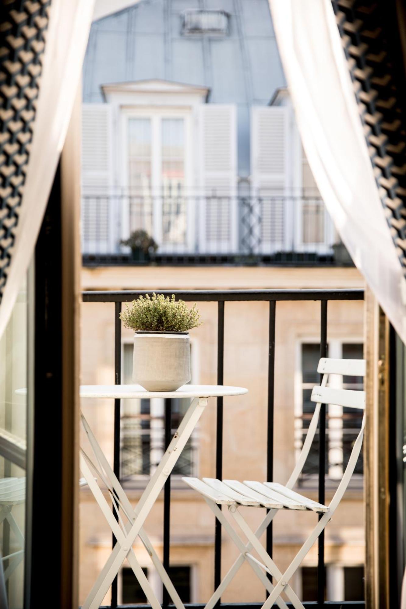Camera Queen con Balcone e Vista Tetti di Parigi