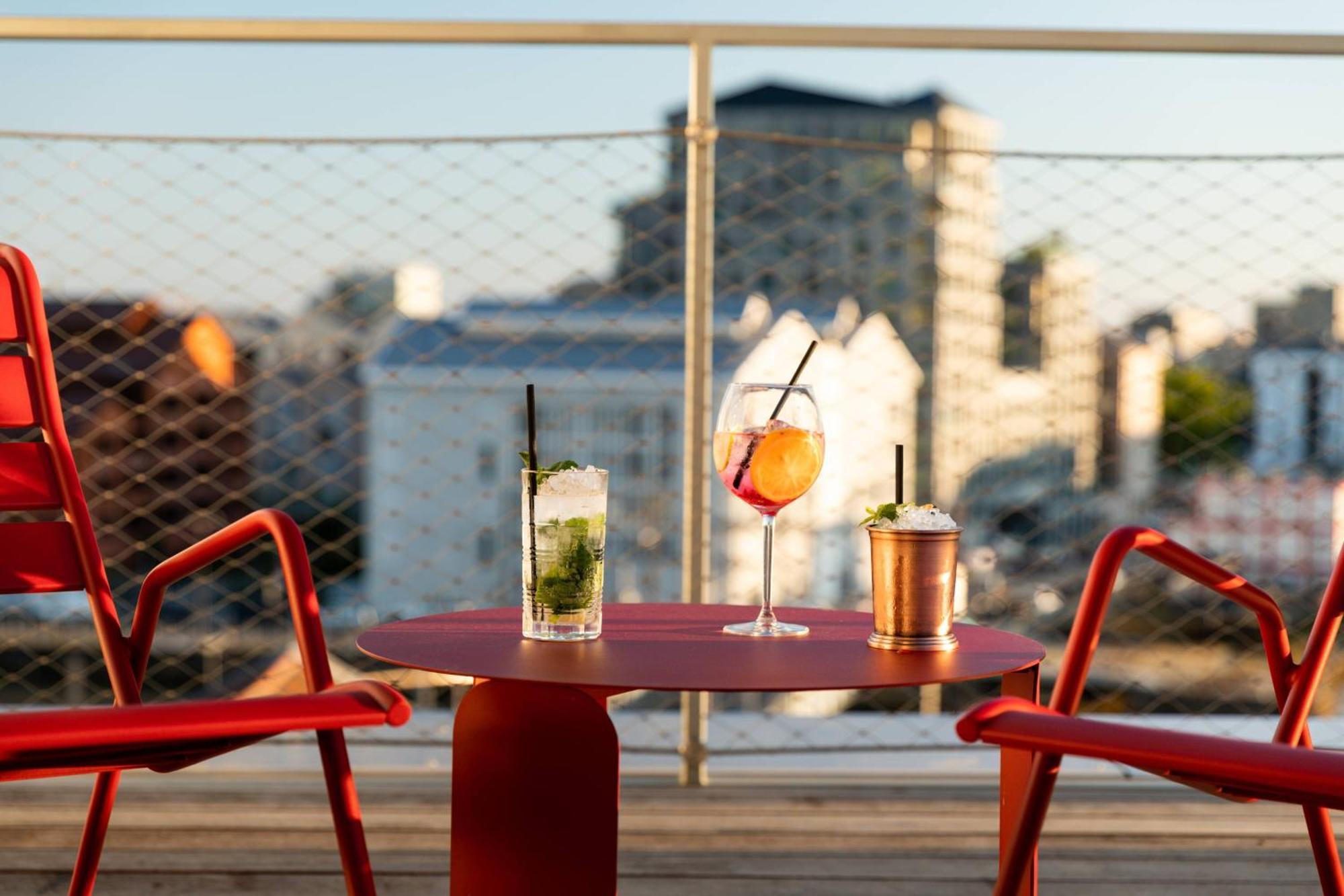 Moxy Harbor Sleeper Rooftoop Terrace Room Harbor View