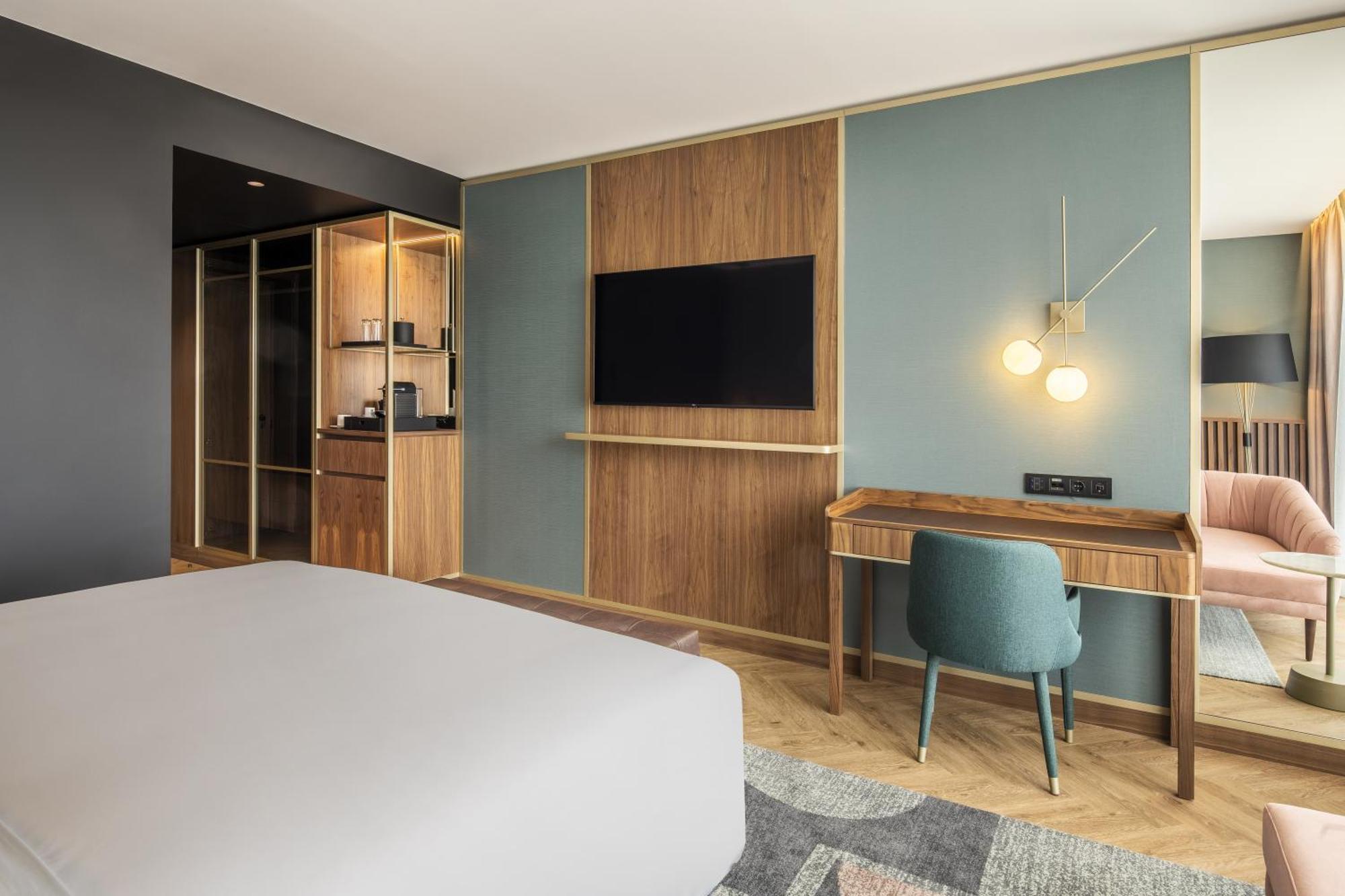 Deluxe King Room Garden View