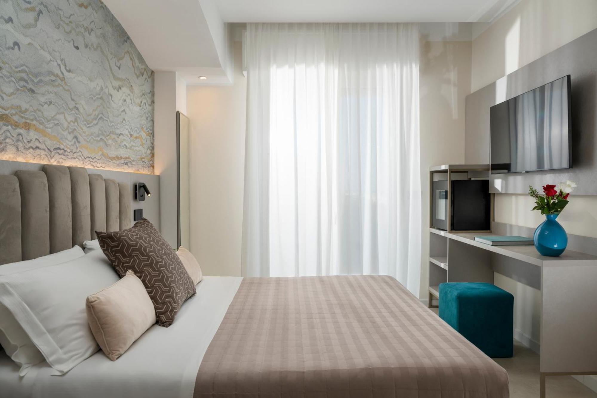 King Room Lateral Sea View
